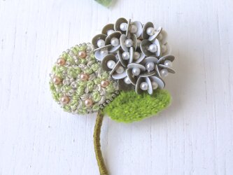 ナチュラルなグリーンのお花、オートクチュール刺繍のブローチ『オデット』の画像