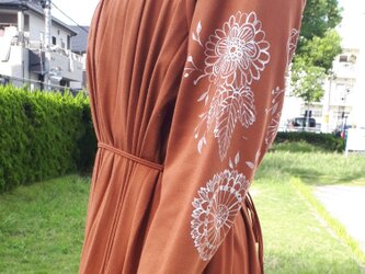 お気に入りワンピース、北欧の花咲く　手描き　お手持ち　世界で一枚の服の画像