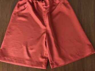 贅沢な部屋着　シルクのショートパンツ　赤の画像