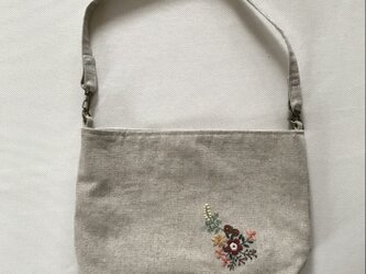 リネン生地　花の刺繍のワンハンドルバッグ　ショルダーバッグ　取り外しのできるベルトの画像