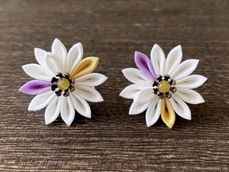 白い花のイヤリング（紫＊黄）【つまみ細工/正絹】Wihte flower clip-on earringsの画像