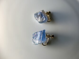 ブルーフローライトの16kgpイヤリングの画像