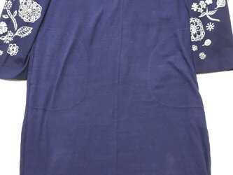 紺の花ワンピース、北欧の花咲く　手描き　お手持ち　世界で一枚の服の画像