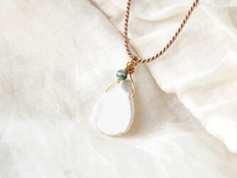 【Sale】White Petal Pendant（淡水パール×セラフィナイト）-beige-の画像