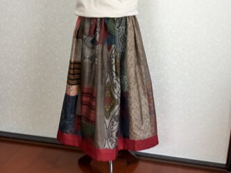 着物リメイク♪丈８０ｃｍ：色々な大島紬をランダムにパッチして作ったお洒落なスカート（裏地付き）の画像