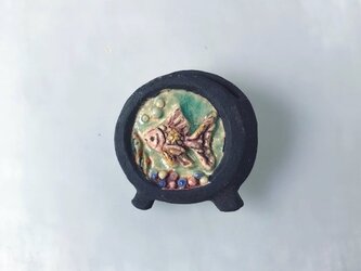 陶器水槽「金魚の眼差し」［陶器ブローチ］の画像