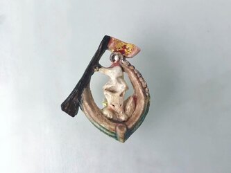 金色の旗を掲げて［陶器ブローチ］の画像