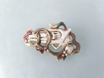 リボルバーと蔦の実の魔法［陶器ブローチ］の画像