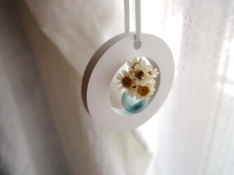 【限定数】アロマストーン ■ 丸い窓辺の風景 青磁色の花瓶 ■ 小さなブーケつきの画像