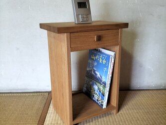 オニグルミのベッドサイドテーブルの画像
