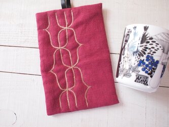 アイヌ刺繍の鍋つかみ　リネンのラズベリーに糸柿渋染の画像