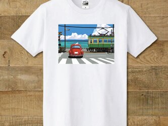 Tシャツ　湘南イラスト　鎌倉高校前踏切ビートルの前を横切る江ノ電　「いつかの海岸線3」の画像