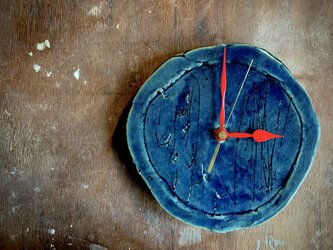 BLUEデニム釉 20cmリブ掛け時計の画像