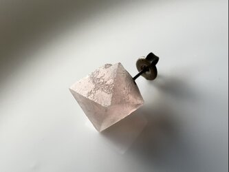 ピンクフローライト結晶の片耳ピアスの画像