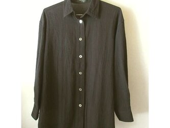 黒の木綿のシャツ・シンプル・着丈７２ｃｍの画像
