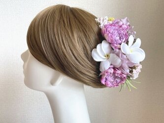 モーブピンクのラナンキュラスとプルメリアのヘッドドレス　結婚式　ヘッドドレス　紫　紫陽花　ウェディング　花嫁ヘアの画像