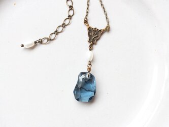 限定レア(モンタナブルー)　お豆みたいなスワロフスキーと淡水パール　アンティークstyle ペンダント・ネックレスの画像