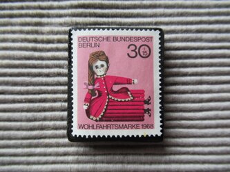 ドイツ　人形切手ブローチ　8084の画像