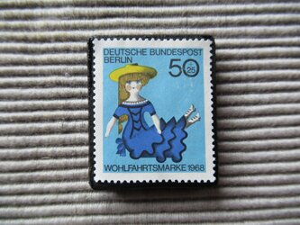 ドイツ　人形切手ブローチ　8086の画像