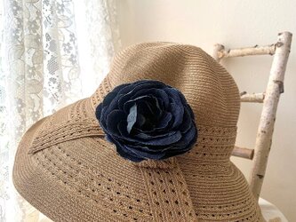 ブラックデニムの布花ブローチ コサージュ 髪飾り アクセサリーの画像