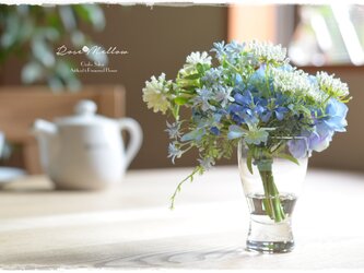 【フェイクウォーター】ブルーとホワイトの涼し気カラー紫陽花や小花のウォーターアレンジ　ギフトにお薦めの画像