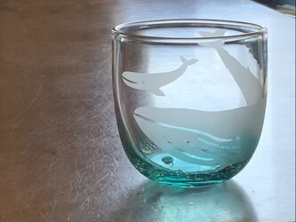 夏コップ　ザトウクジラの親子　グラス　ビアグラスの画像