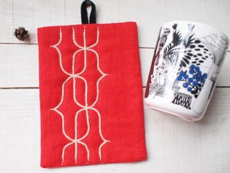 アイヌ刺繍の鍋つかみ　リネンの赤にホップで染めた糸の画像