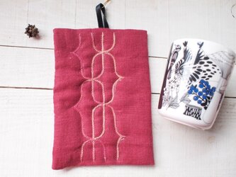 アイヌ刺繍の鍋つかみ　リネンのラズベリーに糸柿渋染を重ねたピンクグラデーションの画像