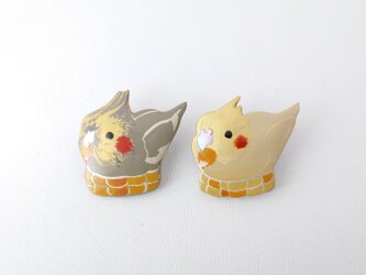 もろこしオカメインコ(金) 漆ブローチの画像