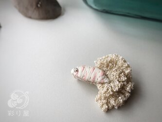 ブローチ【サカナ】生成りにピンクの画像