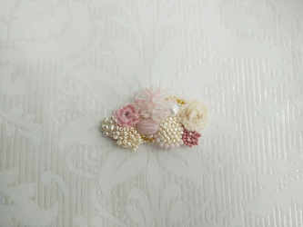 #251 刺繍ブローチ　花束　ベージュ&ピンクの画像