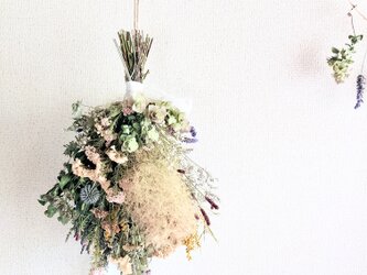 スモークツリーやラベンダなど季節のハーブを使ったレトロなドライフラワー・スワッグの画像