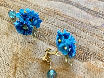 布花 爽やかブルーカラーのクリスタル付きイヤリング inSの画像