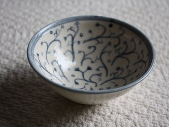 呉須の唐草模様小ぶり茶碗の画像