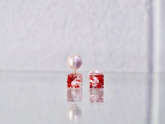 コーラルレッドのキューブピアスの画像