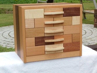 銘木で作った隠し個所付5段の引き出しの画像