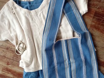 カレン族の手織りショルダーバッグ/藍 (白・グリーンストライプ) /草木染めコットン, 手縫い/1点もの/タイ /フェアトレードの画像