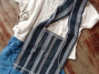 カレン族の手織りショルダーバッグ/ダークグレー(白ストライプ) /草木染めコットン, 手縫い/1点もの/タイ /フェアトレードの画像