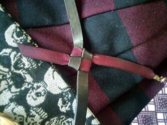 本革羽織紐　 黒+紫色　レザーを縁起の良い叶結びにし着物や浴衣の羽織に！の画像