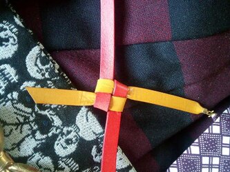 本革羽織紐　 飴+赤色　レザーを縁起の良い叶結びにし着物や浴衣の羽織に！の画像