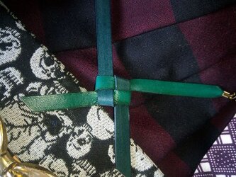 本革羽織紐　青+緑色　レザーを縁起の良い叶結びにし着物や浴衣の羽織に！の画像