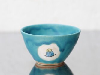 ターコイズブルー釉の白椿の椀の画像