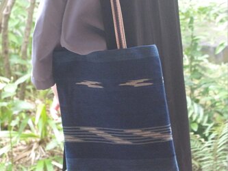 マチなしフラットバッグ【002】　A4が入るサイズ　藍色の縞＆絣模様　手織り布で作ったトートバッグ(内側にポケットあり）　の画像
