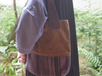 マチありバッグ【001】　A4が入るサイズ　酒袋（柿渋染めの布）＆裂き織り布で作ったトートバッグ(内側にポケットあり）　の画像