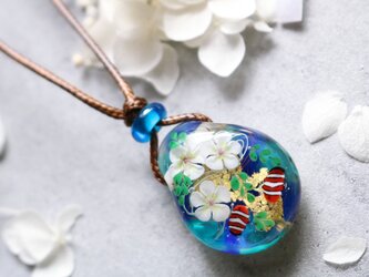 プルメリアとカクレクマノミのとんぼ玉ガラスペンダント　金箔入りの画像