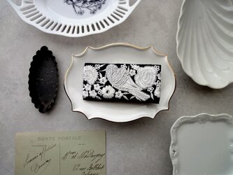 刺繡リボンのヘアクリップ ■ シンプルデザイン ■ 黒地に白銀色の小鳥の画像