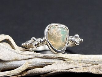 オーストラリア 産　オパールの粒飾りリング　10.5号　＊10月の誕生石　指輪＊の画像
