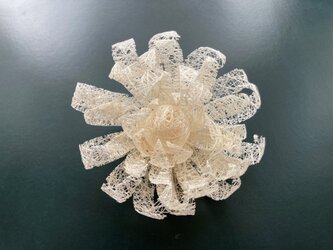 糸玉の白い菊（クリップ付きコサージュ）の画像