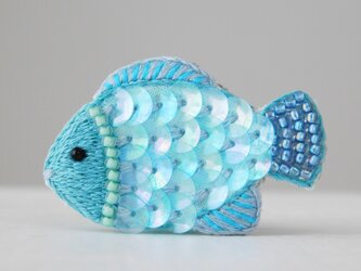キラキラ鱗の青いお魚　刺繍ブローチ　【受注製作】の画像