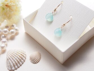 シーブルーカルセドニーのシンプルピアス（14kgf）／イヤリングの画像